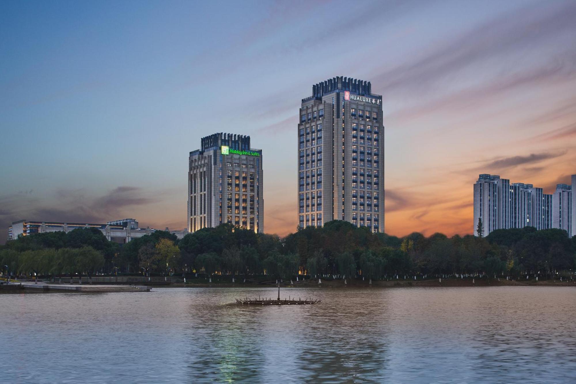 Hualuxe Kunshan Huaqiao By Ihg - F1 Racing Preferred Hotel Extérieur photo